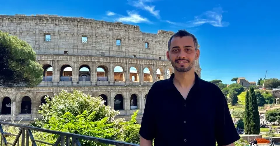 Emir Balın in front of the Colosseum in Rome